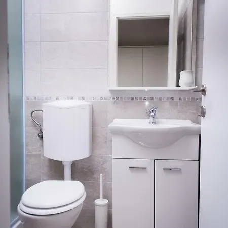 Dolores アパート シベニク